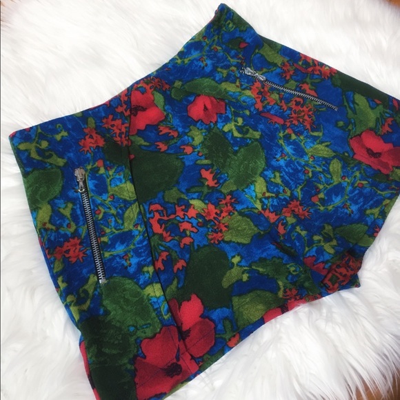 Zara - NWOT Floral shorts - Picture 3 of 5